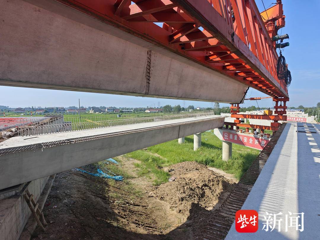 寧鹽高速揚(yáng)州段高郵湖 湖西互通主線橋首片預(yù)制梁架設(shè)完成
