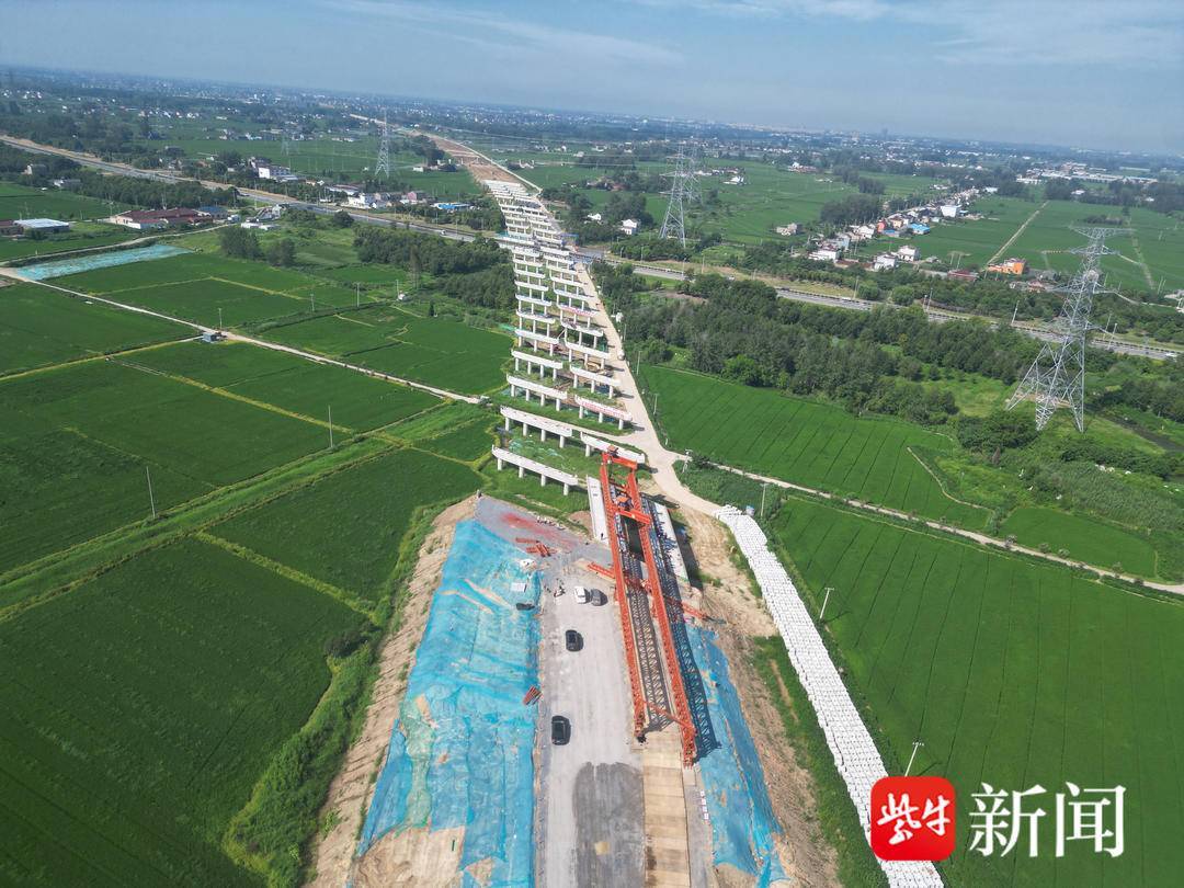 寧鹽高速揚(yáng)州段高郵湖 湖西互通主線橋首片預(yù)制梁架設(shè)完成