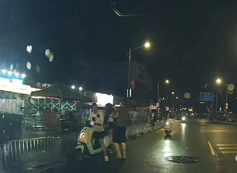反轉(zhuǎn)！3名男子凌晨抬醉酒女子上車？實(shí)為好友和店員相助！當(dāng)事人：朋友氣得把我微信都刪了