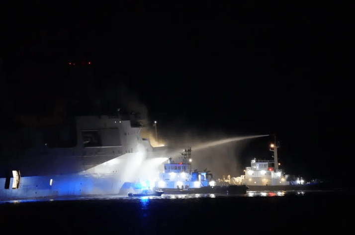 美軍兩棲船塢登陸艦燒了15小時(shí)，美軍早早宣稱(chēng)火已撲滅，日方稱(chēng)還沒(méi)滅