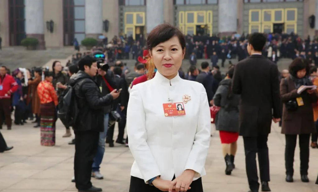 “換裝主席”王莉霞的墮落：從光鮮人設到腐敗深淵