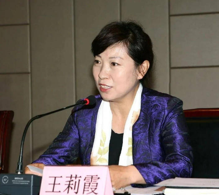 “換裝主席”王莉霞的墮落：從光鮮人設到腐敗深淵