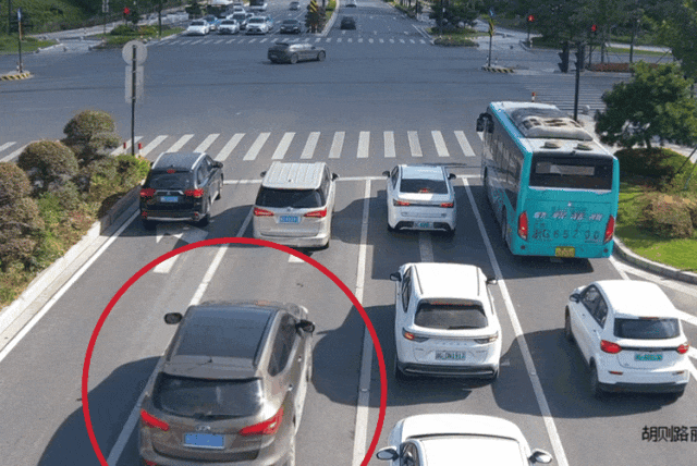 一轎車突然馬路上倒行，緊接起火！司機：糟了，沒滅火器……