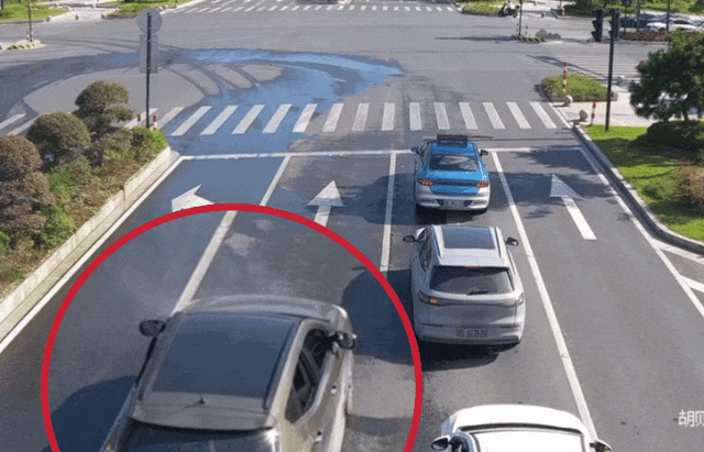 一轎車突然馬路上倒行，緊接起火！司機：糟了，沒滅火器……