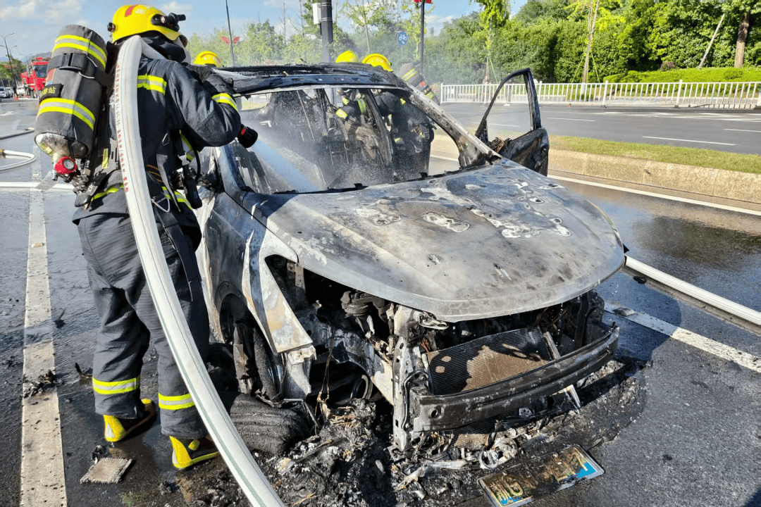一轎車突然馬路上倒行，緊接起火！司機：糟了，沒滅火器……