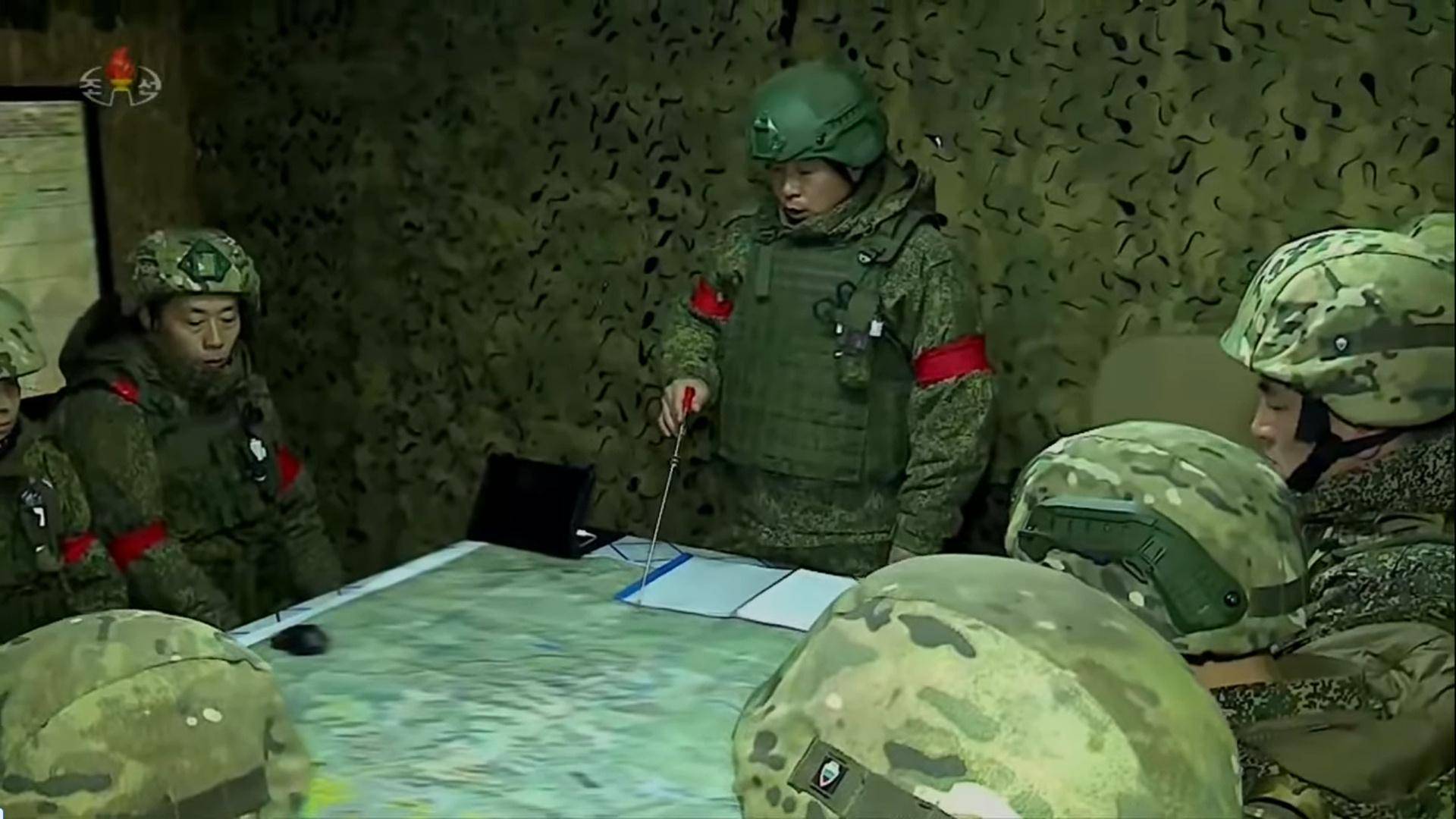 面對烏軍包圍，朝鮮少校與11名特種兵死戰(zhàn)不退，牽著手拉響光榮彈