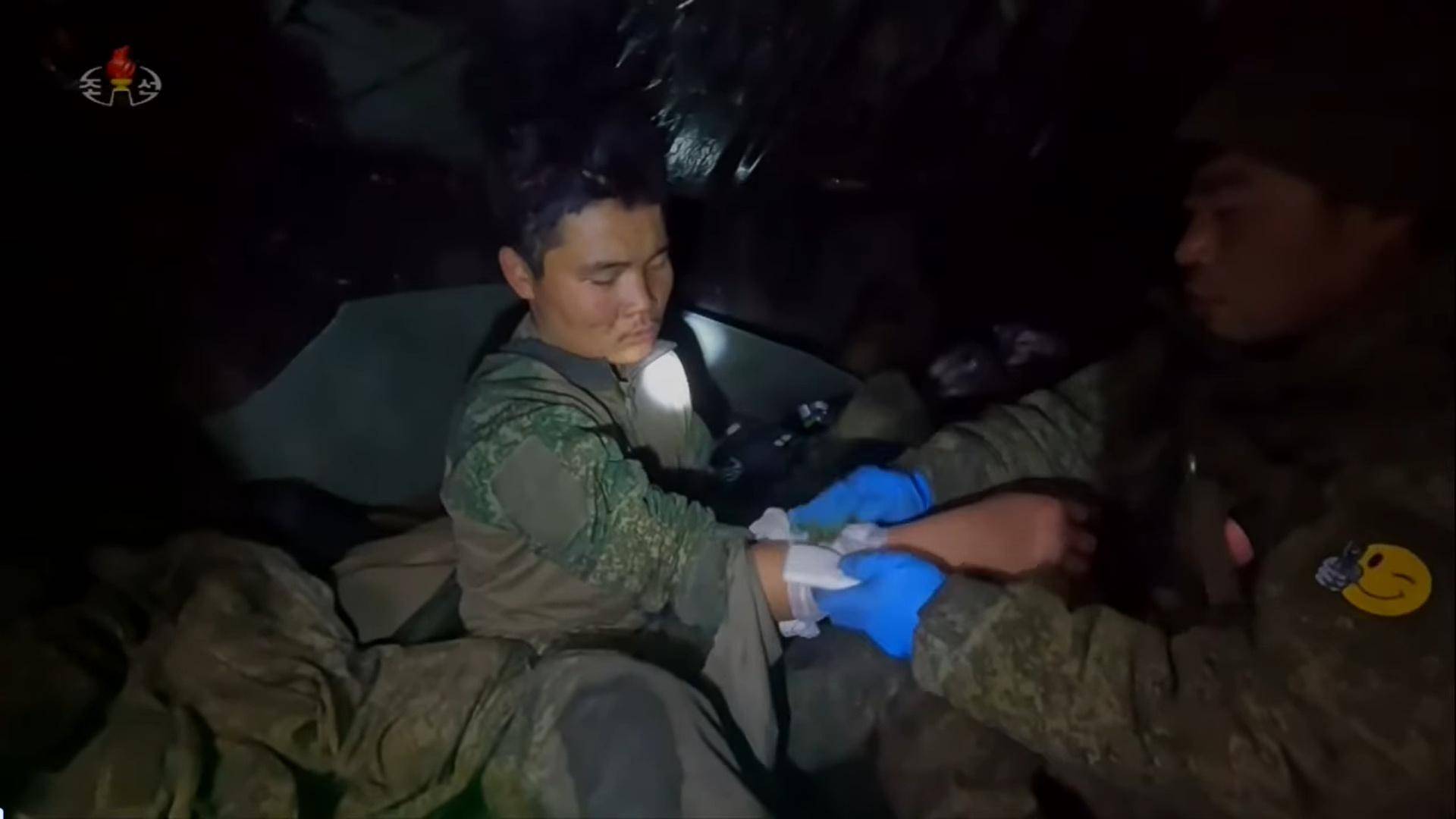 面對烏軍包圍，朝鮮少校與11名特種兵死戰(zhàn)不退，牽著手拉響光榮彈