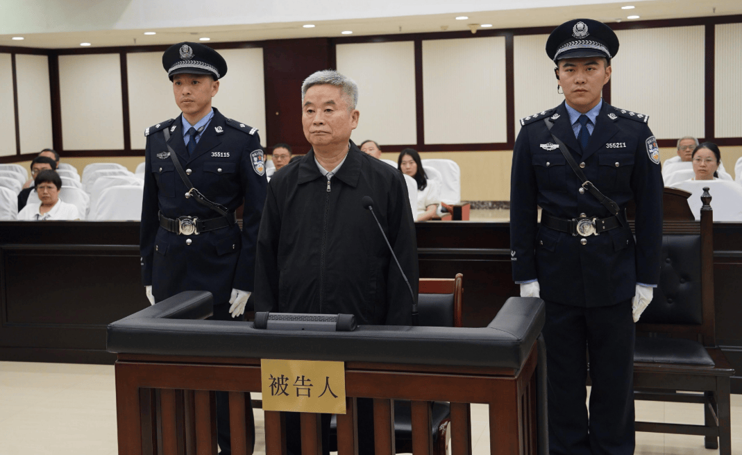 受賄數(shù)額特別巨大，并使國家和人民利益遭受特別重大損失，樓文龍被判無期！