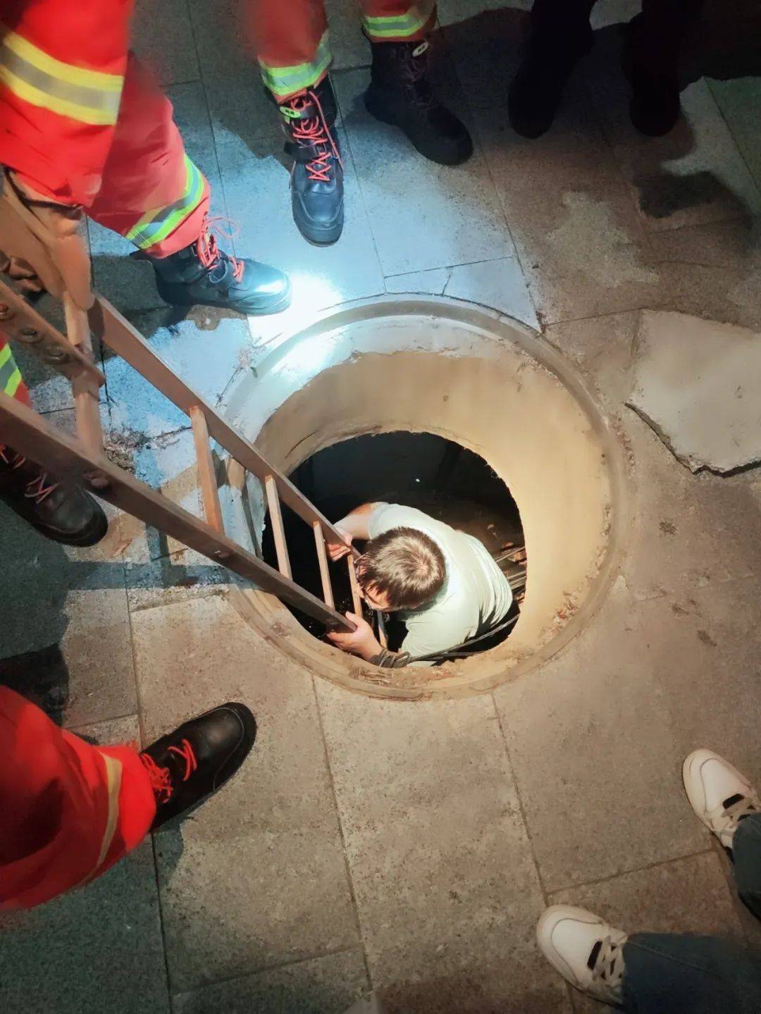 浙江一19歲男子與朋友在路上，走著走著人突然“消失”了！趕緊報警...