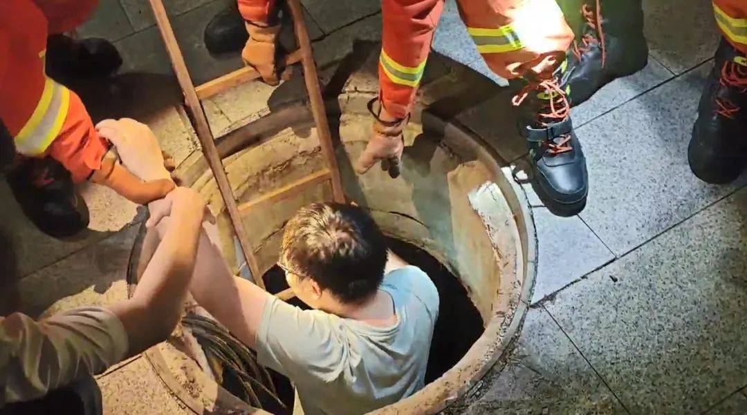 浙江一19歲男子與朋友在路上，走著走著人突然“消失”了！趕緊報警...