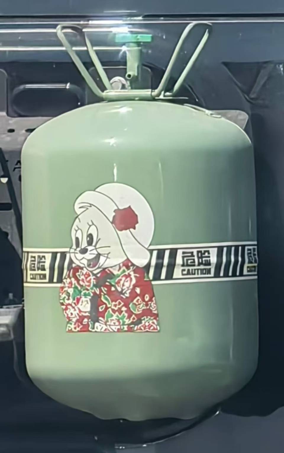 鄭州一私家車掛著卡通“液化氣罐”跑，是否違規(guī)？回應(yīng)來了！
