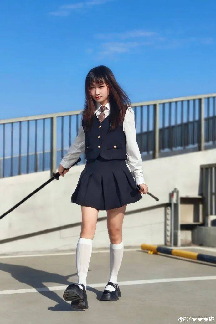 麥琳嘗試制服短裙風(fēng)格，被評“變化超大”：美得不敢認(rèn)
