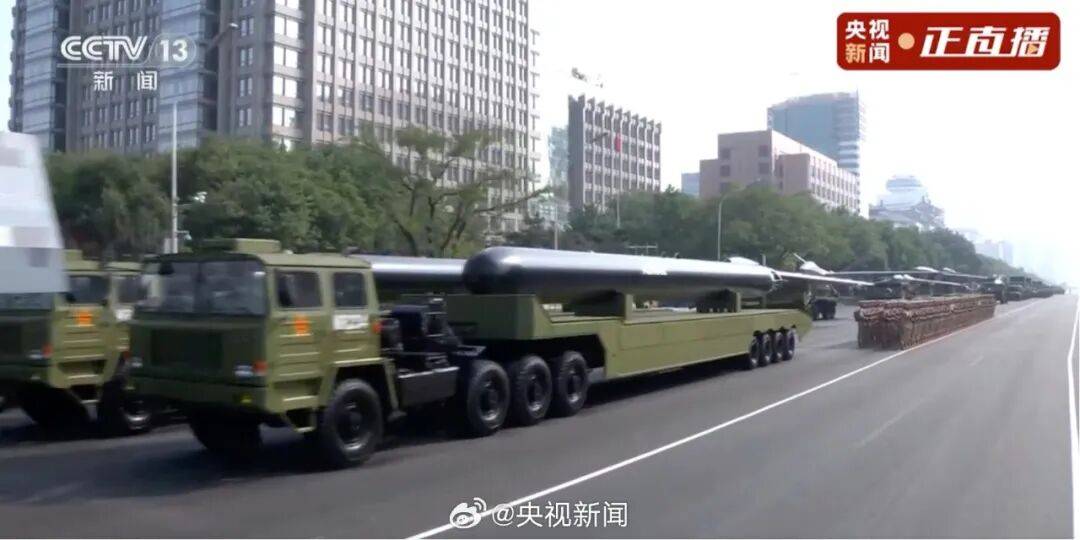 殲20S、DF61導(dǎo)彈，震撼亮相！三支兵種首次亮相天安門廣場(chǎng)，空中梯隊(duì)?wèi)?zhàn)機(jī)起飛