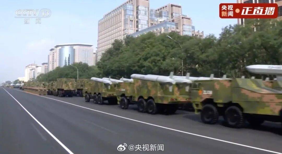 殲20S、DF61導(dǎo)彈，震撼亮相！三支兵種首次亮相天安門廣場(chǎng)，空中梯隊(duì)?wèi)?zhàn)機(jī)起飛