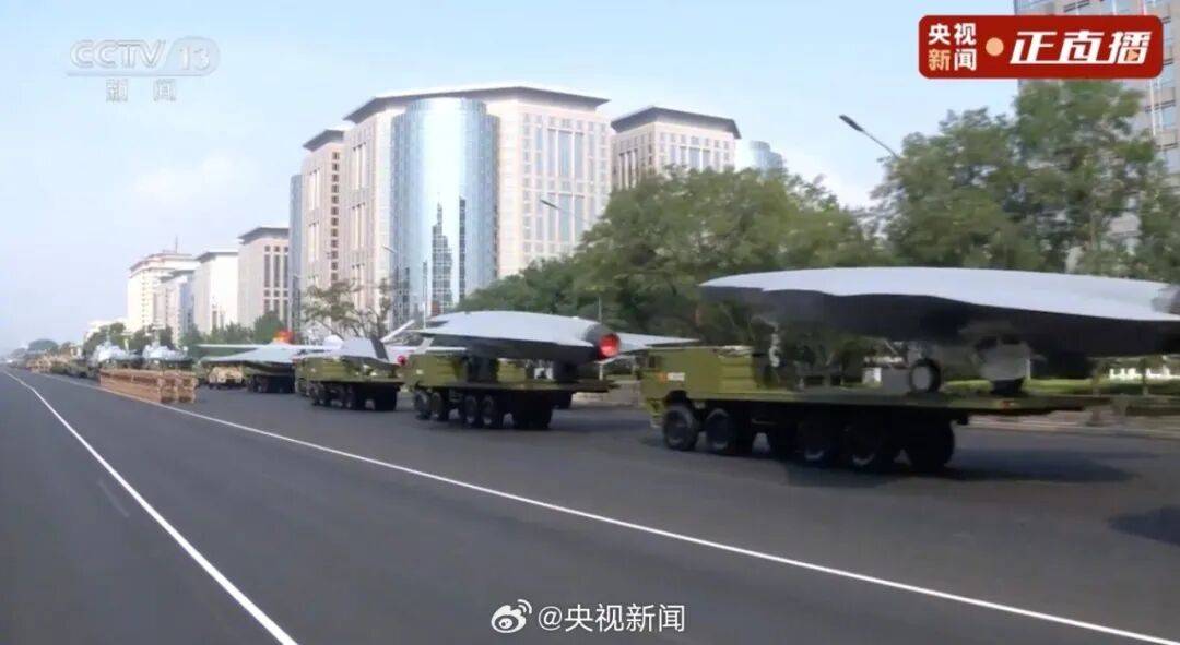 殲20S、DF61導(dǎo)彈，震撼亮相！三支兵種首次亮相天安門廣場(chǎng)，空中梯隊(duì)?wèi)?zhàn)機(jī)起飛