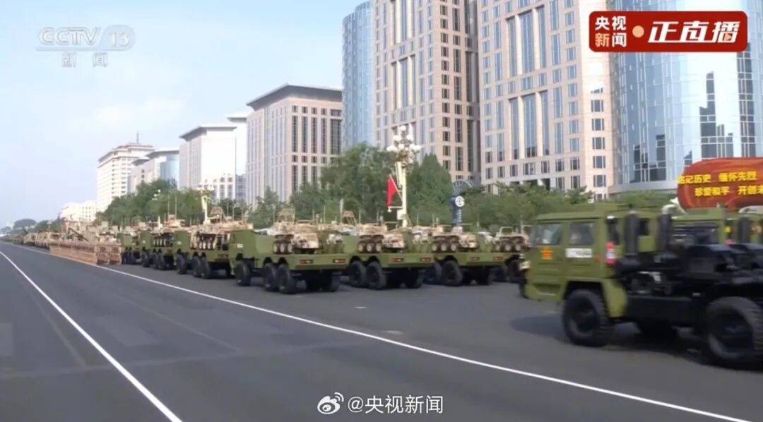 殲20S、DF61導(dǎo)彈，震撼亮相！三支兵種首次亮相天安門廣場(chǎng)，空中梯隊(duì)?wèi)?zhàn)機(jī)起飛