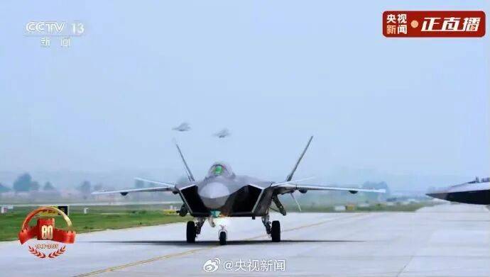 殲20S、DF61導(dǎo)彈，震撼亮相！三支兵種首次亮相天安門廣場(chǎng)，空中梯隊(duì)?wèi)?zhàn)機(jī)起飛