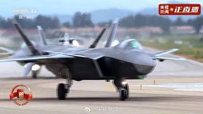 殲20S、DF61導(dǎo)彈，震撼亮相！三支兵種首次亮相天安門廣場(chǎng)，空中梯隊(duì)?wèi)?zhàn)機(jī)起飛