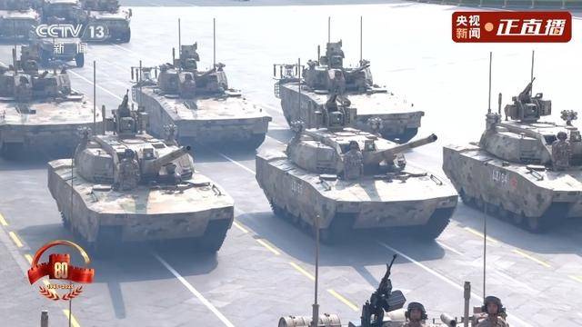 新坦克亮相九三閱兵，拋棄“甲彈對(duì)抗”，“信火一體”才是未來？
