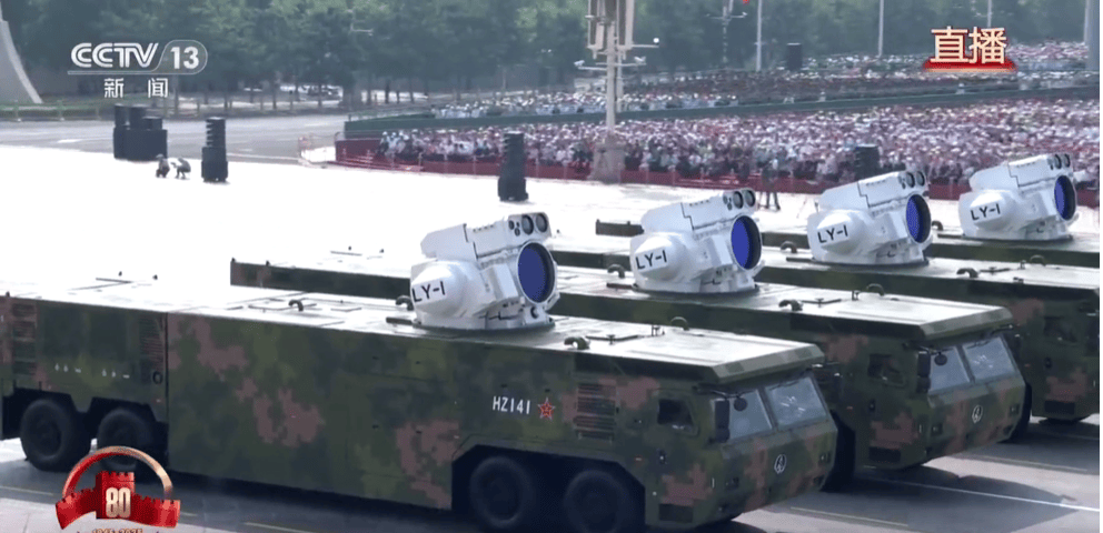 激光武器亮相閱兵場(chǎng)，專家稱其不到1秒可摧毀來(lái)襲導(dǎo)彈無(wú)人機(jī)