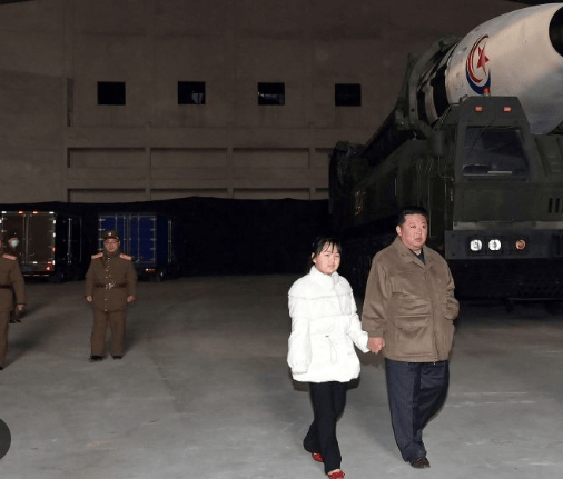 金正恩女兒首登國際舞臺，引爆接班傳聞！英國首相被架空，工黨內(nèi)斗成全武行…