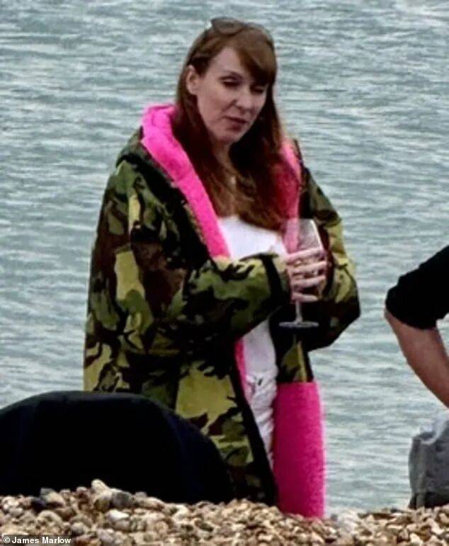金正恩女兒首登國際舞臺，引爆接班傳聞！英國首相被架空，工黨內(nèi)斗成全武行…