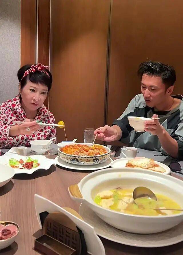 考古|89歲謝賢現(xiàn)身依舊時髦！與小49歲女友分手后開搞事業(yè)，疑已交代后事的他太瀟灑