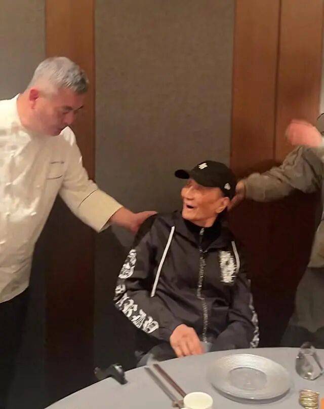 考古|89歲謝賢現(xiàn)身依舊時髦！與小49歲女友分手后開搞事業(yè)，疑已交代后事的他太瀟灑