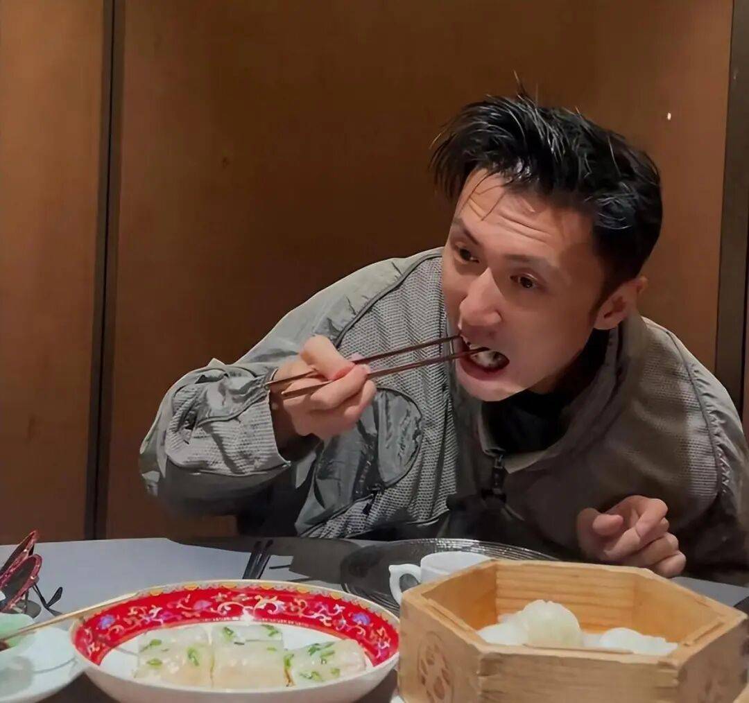 考古|89歲謝賢現(xiàn)身依舊時髦！與小49歲女友分手后開搞事業(yè)，疑已交代后事的他太瀟灑