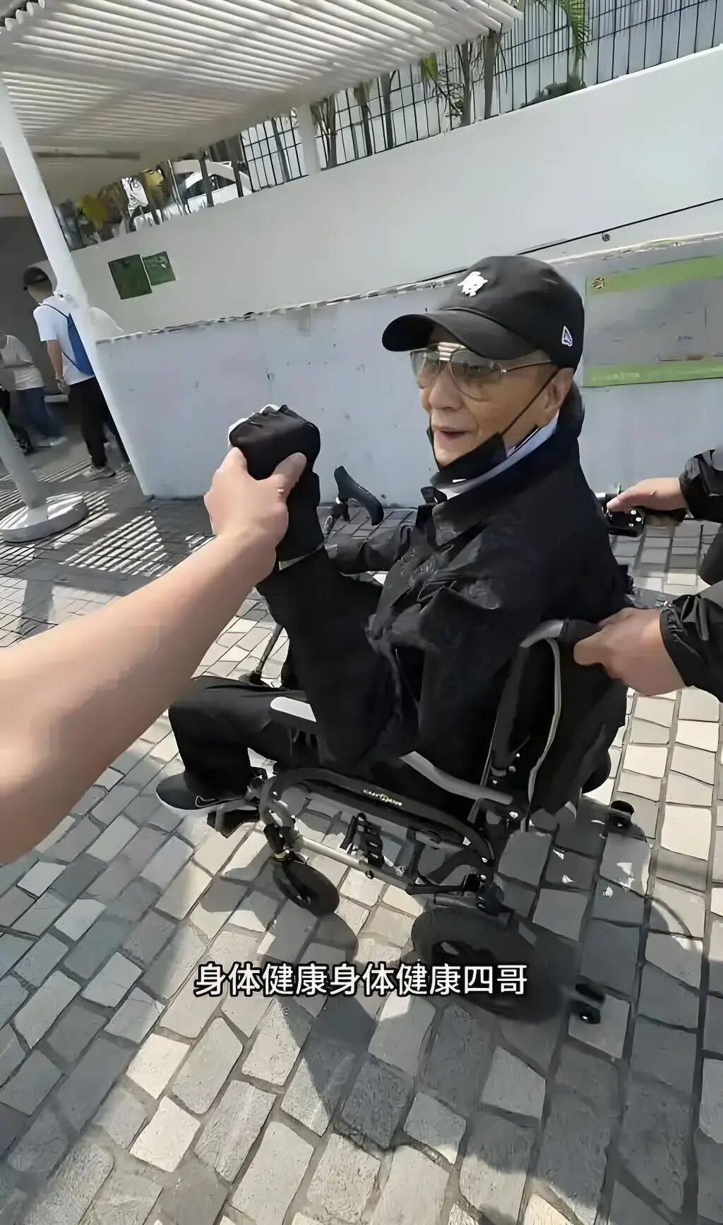 考古|89歲謝賢現(xiàn)身依舊時髦！與小49歲女友分手后開搞事業(yè)，疑已交代后事的他太瀟灑
