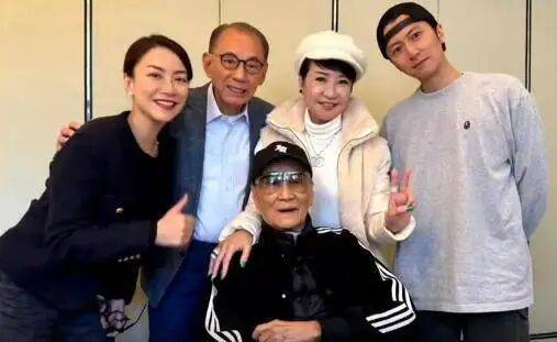 考古|89歲謝賢現(xiàn)身依舊時髦！與小49歲女友分手后開搞事業(yè)，疑已交代后事的他太瀟灑