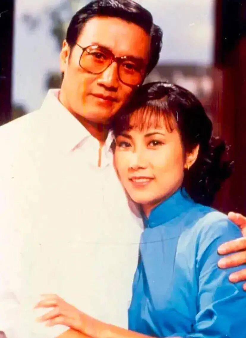考古|89歲謝賢現(xiàn)身依舊時髦！與小49歲女友分手后開搞事業(yè)，疑已交代后事的他太瀟灑