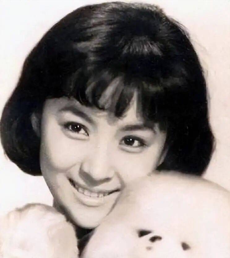 考古|89歲謝賢現(xiàn)身依舊時髦！與小49歲女友分手后開搞事業(yè)，疑已交代后事的他太瀟灑