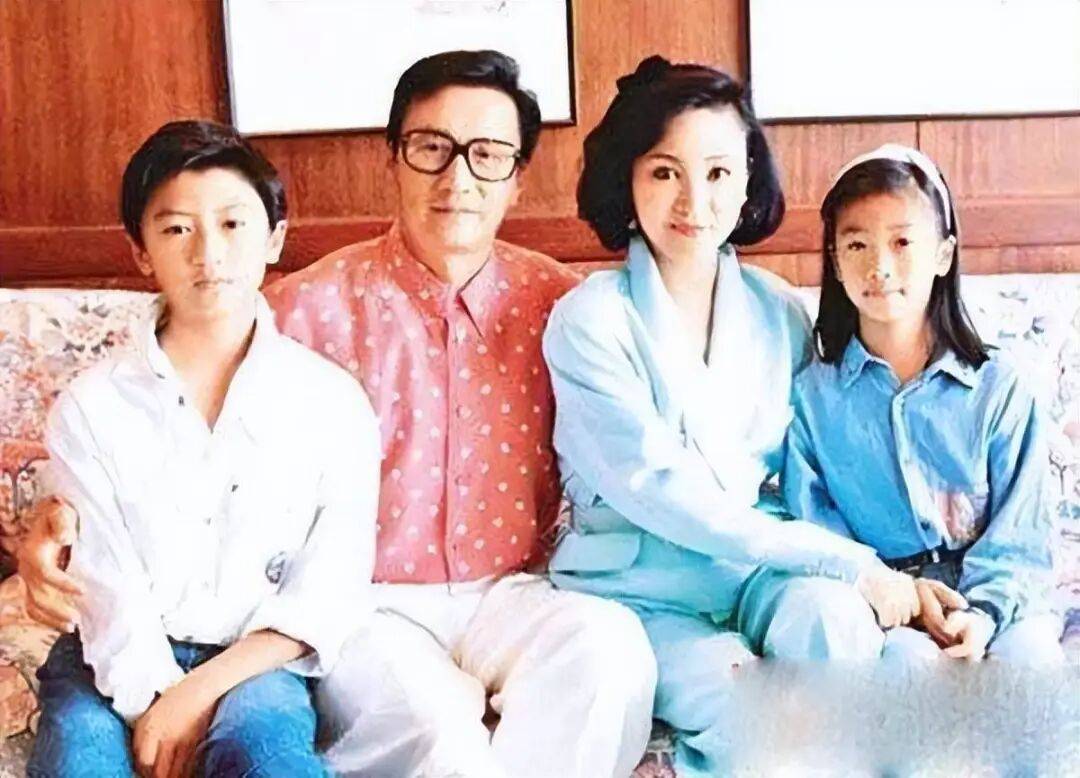 考古|89歲謝賢現(xiàn)身依舊時髦！與小49歲女友分手后開搞事業(yè)，疑已交代后事的他太瀟灑