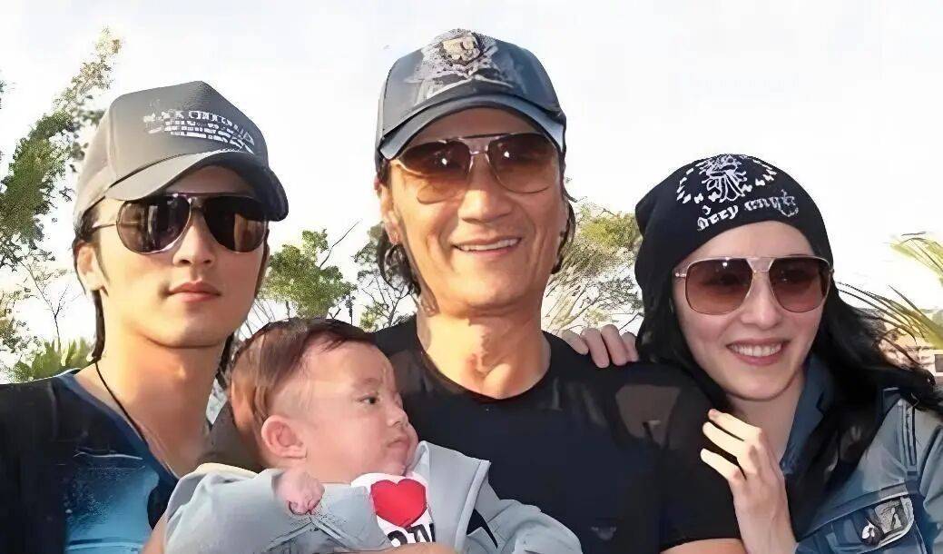 考古|89歲謝賢現(xiàn)身依舊時髦！與小49歲女友分手后開搞事業(yè)，疑已交代后事的他太瀟灑