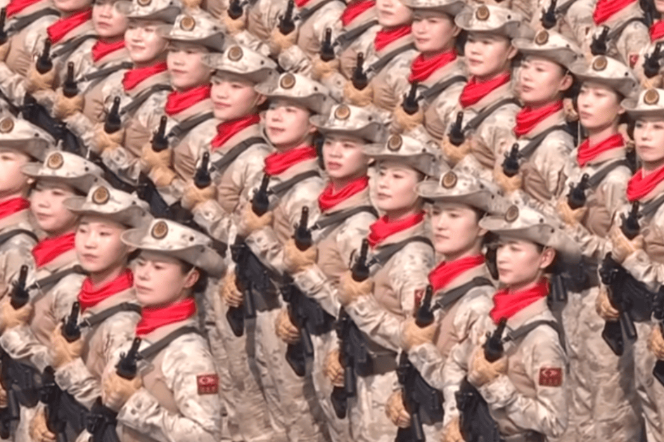 “民兵方隊(duì)中一眼就認(rèn)出了她，我們的陳老師！”