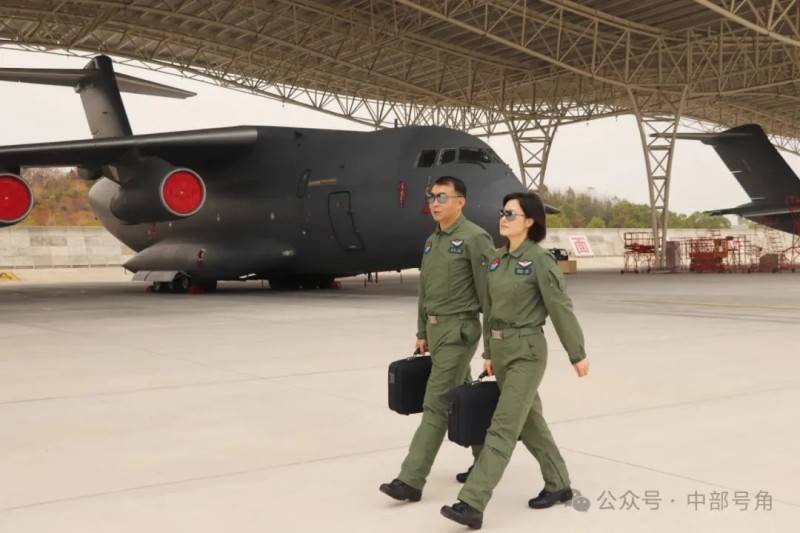 運(yùn)油-20A女機(jī)長(zhǎng)刷屏，她是誰？