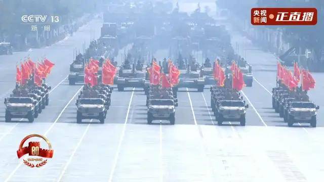 不裝了！一口氣看完九三大閱兵武器裝備！誰說我們一個也不認(rèn)識？