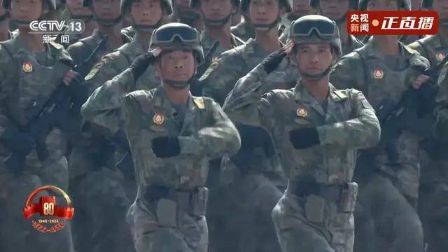 不裝了！一口氣看完九三大閱兵武器裝備！誰說我們一個也不認(rèn)識？