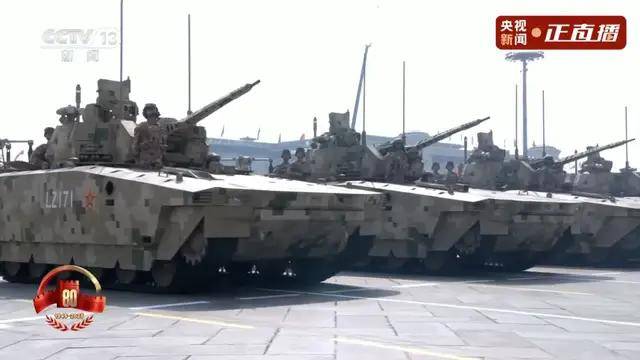 不裝了！一口氣看完九三大閱兵武器裝備！誰說我們一個也不認(rèn)識？