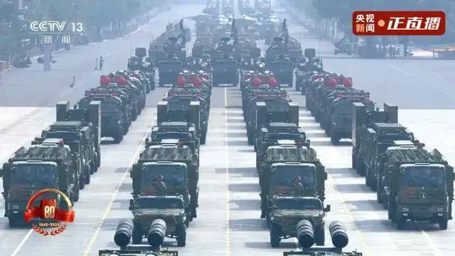 不裝了！一口氣看完九三大閱兵武器裝備！誰說我們一個也不認(rèn)識？