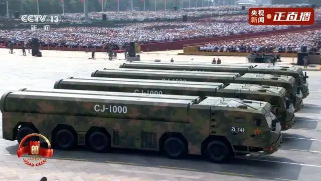不裝了！一口氣看完九三大閱兵武器裝備！誰說我們一個也不認(rèn)識？
