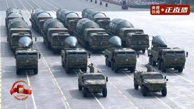 不裝了！一口氣看完九三大閱兵武器裝備！誰說我們一個也不認(rèn)識？