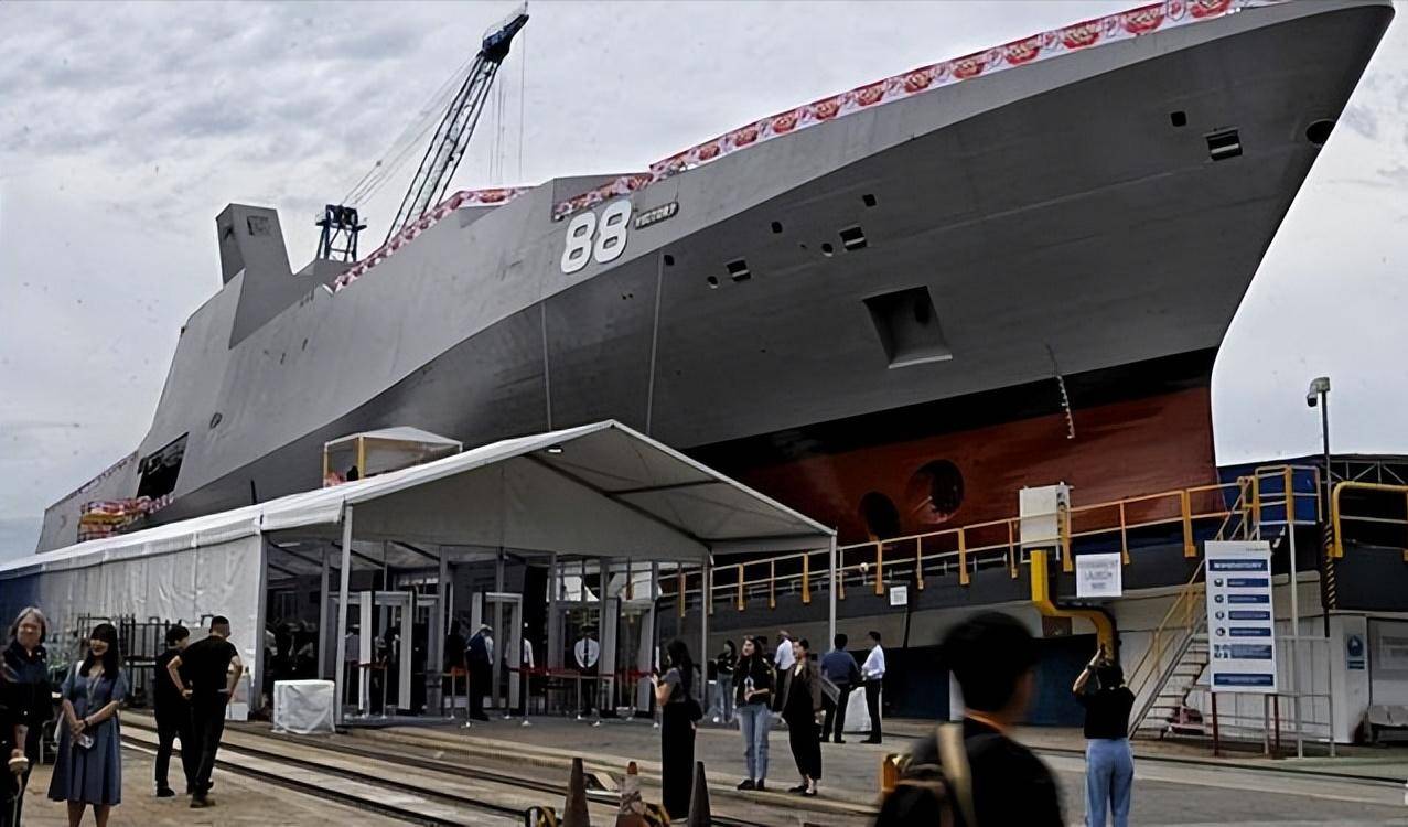 人口不足600萬(wàn)的小國(guó)，建造8000噸級(jí)大型戰(zhàn)艦，新加坡“勝利號(hào)”多用途戰(zhàn)斗艦亮相