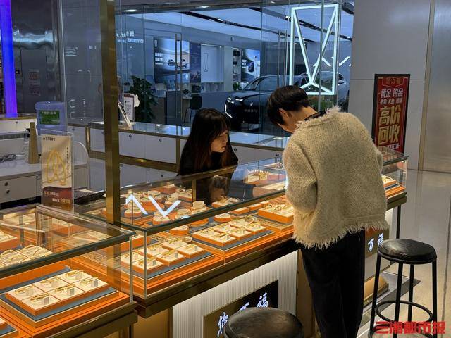 大盤(pán)金價(jià)跌破900元/克，長(zhǎng)沙市場(chǎng)“銷(xiāo)售熱”與“回收潮”并行