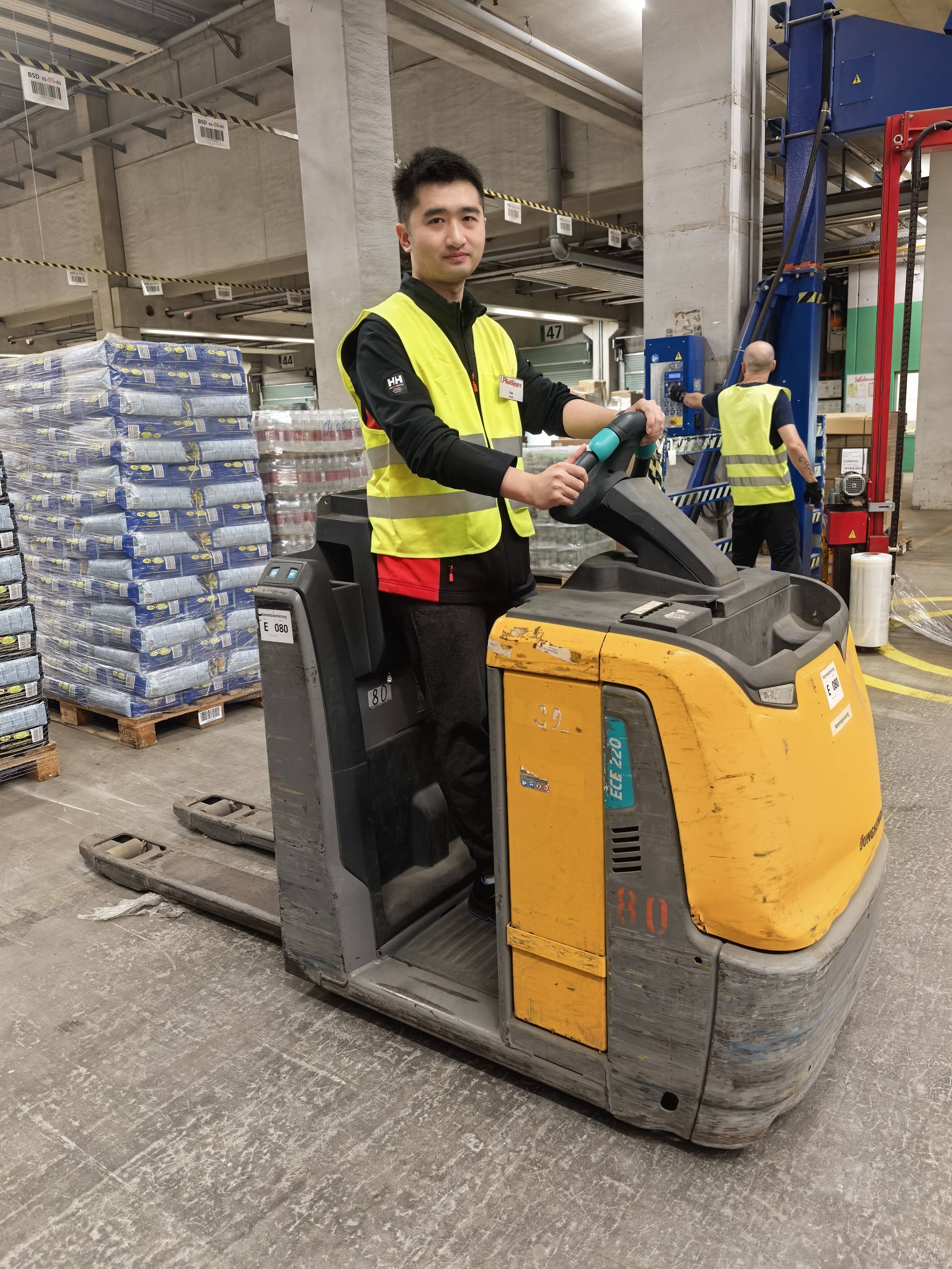 放棄考編出國學(xué)汽修 男子第一年想賺18萬